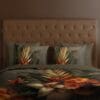 Bruin bed met tropische bloemen dekbedovertrek