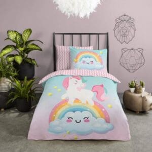 Eenhoorn en regenboog dekbedovertrek in kinderkamer.