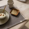 Ontbijt met yoghurt en amandelen op tafelkleed