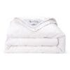 Opgevouwen wit dekbed met Walra label