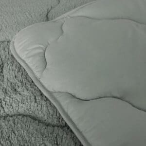 Groene, zachte dekbedovertrek op bed