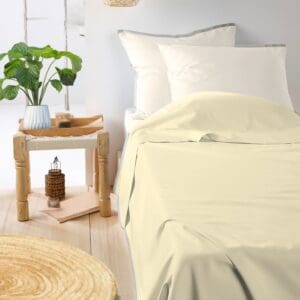 Slaapkamer met planten en beige beddengoed