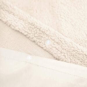 Roomdek met zachte, wollen textuur en drukknopen.