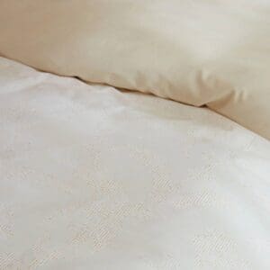 Crème bloemen dekbedovertrek met subtiele patronen.