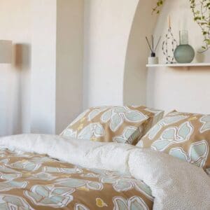 Dekbedovertrek met bladerenpatroon in neutrale slaapkamer