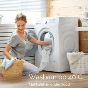 Vrouw gebruikt wasmachine, wasbaar op 40 graden.