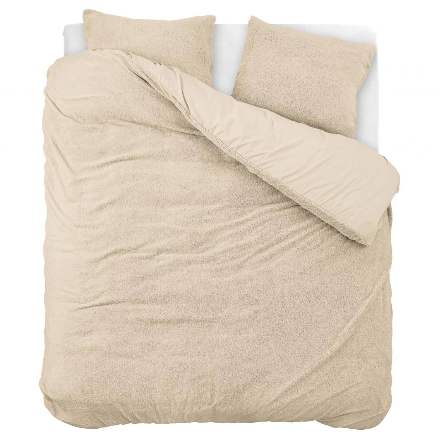 Beige dekbedovertrek met twee kussens op bed