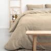 Beige dekbedovertrek op bed met houten ladder