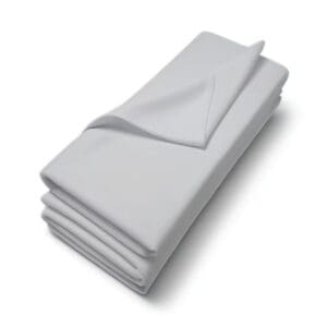 Opgevouwen wit laken op een stapel