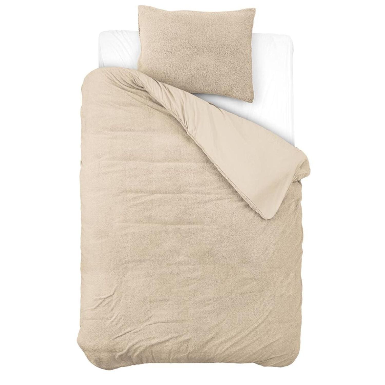 Beige dekbed met kussen op wit bed.