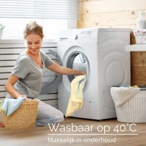 Vrouw gebruikt wasmachine, wasbaar op 40 graden.