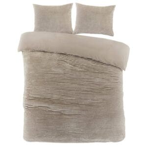 Beige fluwelen dekbedovertrek met kussens.