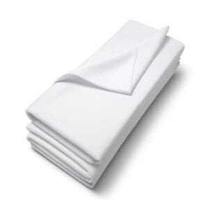 Gevouwen witte lakens opgestapeld.