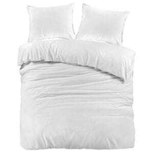 Wit dekbed met twee kussens op bed