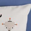 Kussensloop met schattige robotillustratie op blauwe achtergrond.