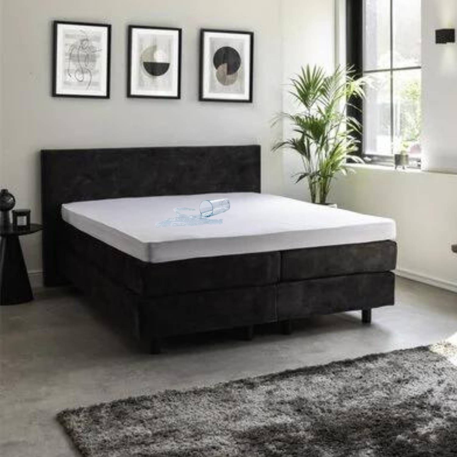 Moderne slaapkamer met groot bed en kunstwerken