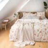 Gezellig bed met bloemenprint en zachte dekens