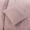 Roze fleece kussen en deken op bed