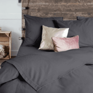 Grijs beddengoed met roze en witte kussens