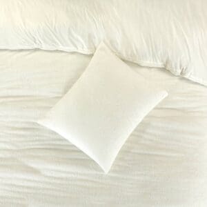 Witte kussen op een zacht bed