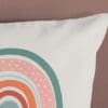 Kussen met abstract regenboogontwerp in pasteltinten.