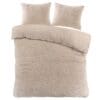 Beige dekbedovertrek met twee kussens op bed