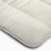 Wit matras met gewatteerde afwerking voor comfort.