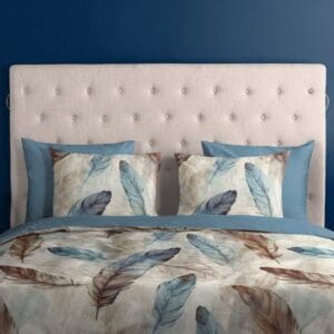 Slaapkamer met verenpatroon op beddengoed en hoofdbord.