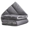 Opgevouwen grijze deken met witte rand