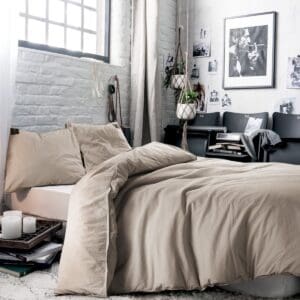 Moderne slaapkamer met zacht beddengoed en inrichting.