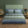 Groen en blauw gestreept beddengoed in slaapkamer