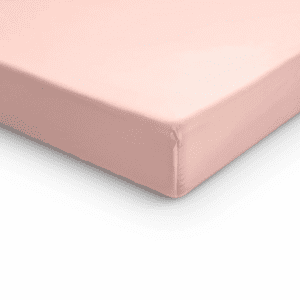 Roze hoeslaken op matras, hoekperspectief