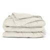 Opgevouwen dekbed, wit, comfortabel en warm.