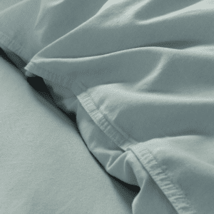 Grijze katoenen lakens met textuur detail.