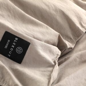 Beige stof met label BLCKOUT BEAREBEL