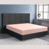 Tweepersoonsbed met roze matras in moderne slaapkamer